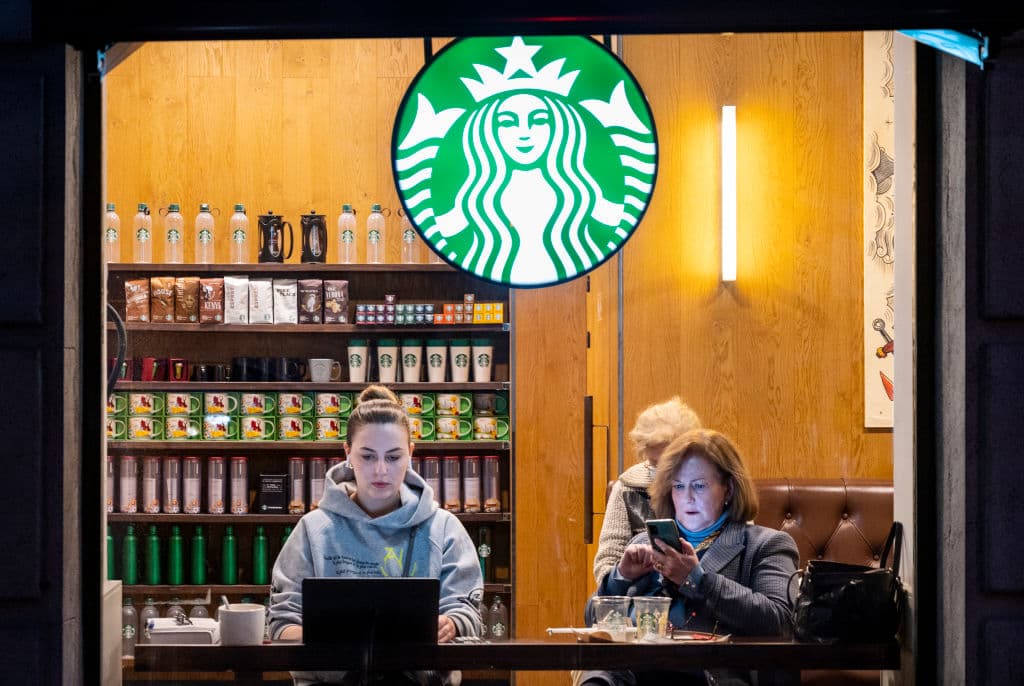 Starbucks ya no servirá café en vasos desechables. Estos serán sus nuevos servicios