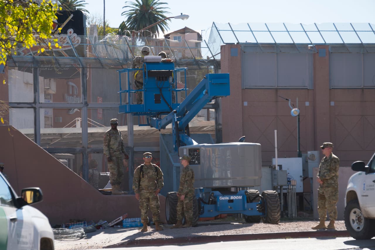 Agentes de la Patrulla Fronteriza estuvieron presentes mientras los soldados realizaban trabajos en el muro.