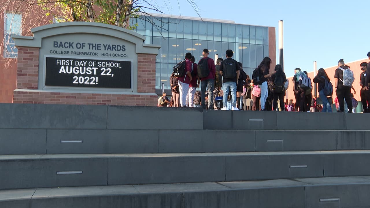 Este es también el primer inicio de año escolar liderado por el nuevo superintendente Pedro Martínez, quien prometió solucionar el problema de la falta de conductores de buses escolares en dos semanas. Y le pidió a los padres de familia “paciencia” mientras recibían a cientos de alumnos en una escuela en Back of the Yards junto con la alcaldesa Lori Lighftoot.