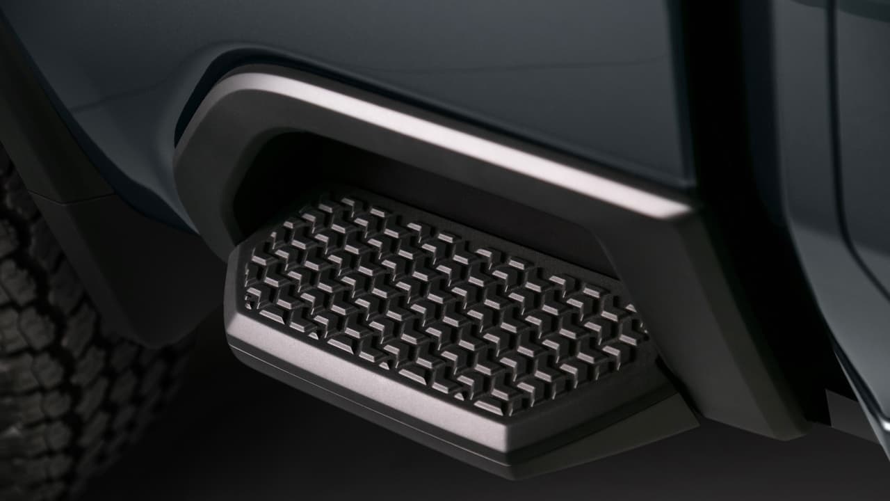 Una de las novedades más obvias, pero también prácticas, que conseguimos en la Chevrolet Silverado HD son estos 
<b>peldaños a cada lado de la caja de carga</b> de la nueva camioneta, a los que el fabricante llama 'BedStep', lo que liberalmente puede ser traducido como 'escalón de caja'.