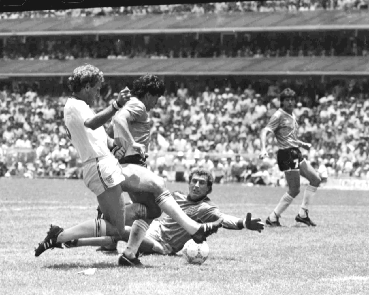 Diego Maradona, segundo por la izquierda, anota su segundo gol contra Inglaterra durante el partido de cuartos de final del Mundial, en Ciudad de México, el 22 de junio de 1986. Terry Butcher, de Inglaterra, intenta arrebatarle el balón a Maradona, mientras que el portero inglés Peter Shilton está en el suelo. Maradona, considerado uno de los mejores jugadores de todos los tiempos, llevó a su país al título del Mundial de 1986, Falleció a los 60 años en 2020.