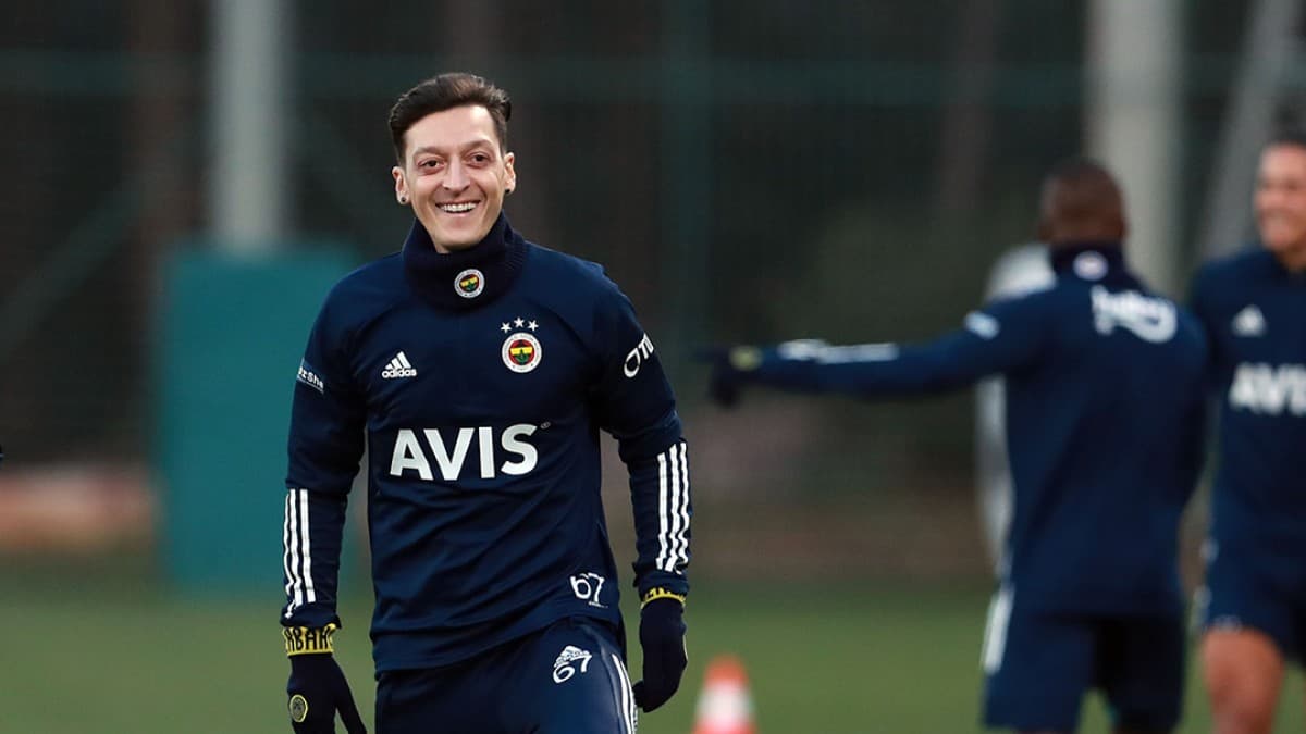 Es oficial: Mesut Özil firmó y es nuevo jugador del Fenerbahçe