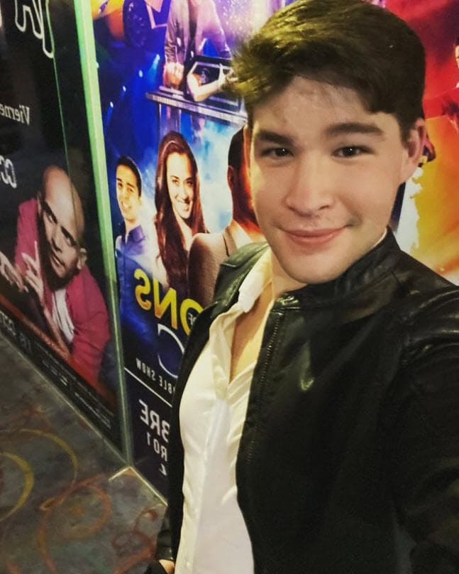 Al salir disparado por el impacto, el joven de 21 años, cayó "
<b>de <a href="https://www.univision.com/famosos/tras-haber-estado-a-dos-de-morir-el-hijo-menor-de-alfredo-adame-decidio-confesarle-a-sus-padres-que-era-gay-fotos">cara en el pavimento</a> y tuve quemaduras de tercer grado</b>".
<br>