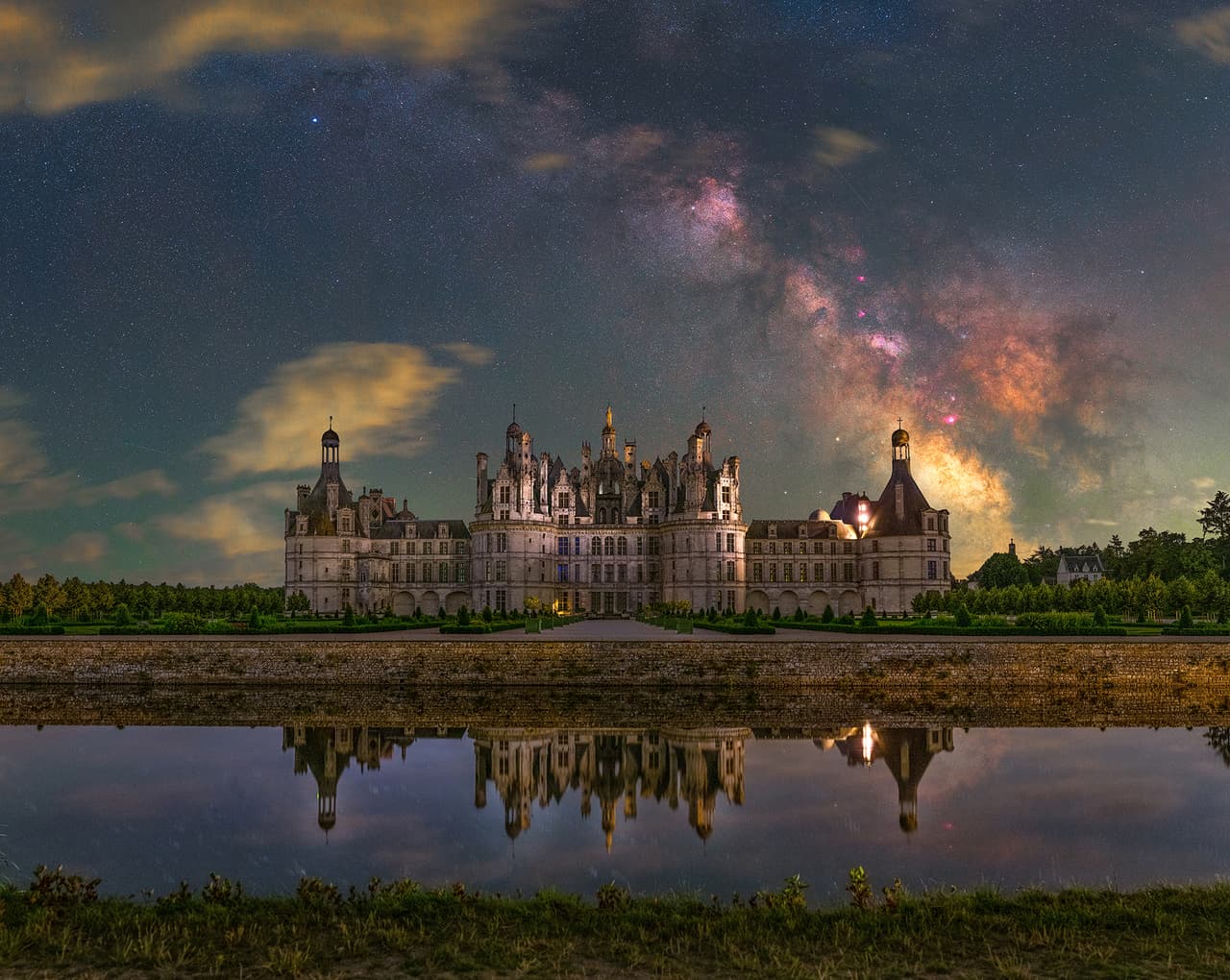 <b>‘Castillo de Chambord’</b>
<br>
<br>Fotografiar el cielo estrellado sobre este magnífico castillo en Chambord, Francia, fue un desafío para el autor. Tuvo que combinar la luz tenue que bañaba las paredes exteriores del castillo con las estrellas del firmamento, dos exposiciones totalmente diferentes.
<br>