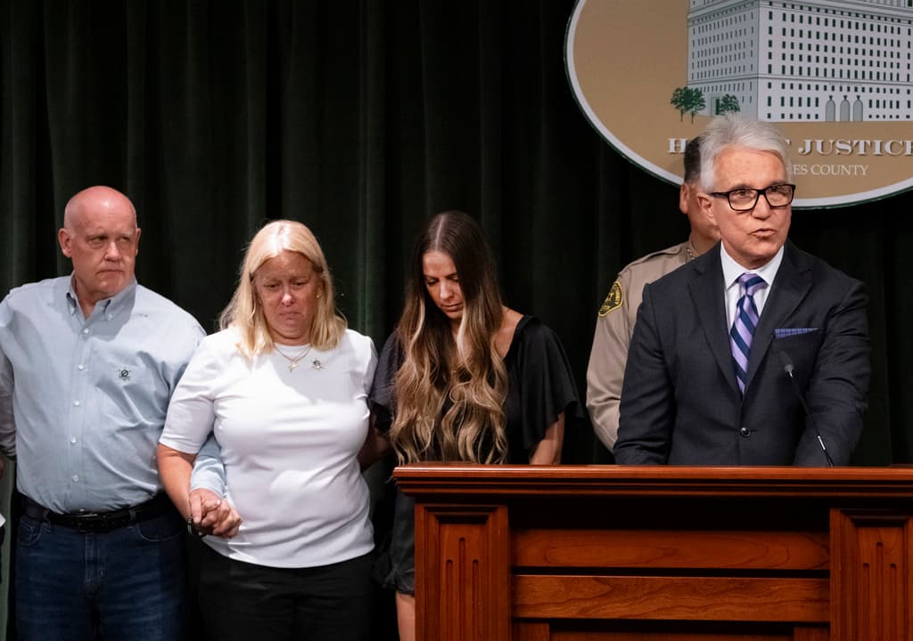 Aunque el cargo de asesinato contra Kevin Salazar tiene agravantes que lo calificarían para pedir la 
<b>pena de muerte como castigo,</b> George Gascón, fiscal de distrito del condado de Los Ángeles, no lo hará.