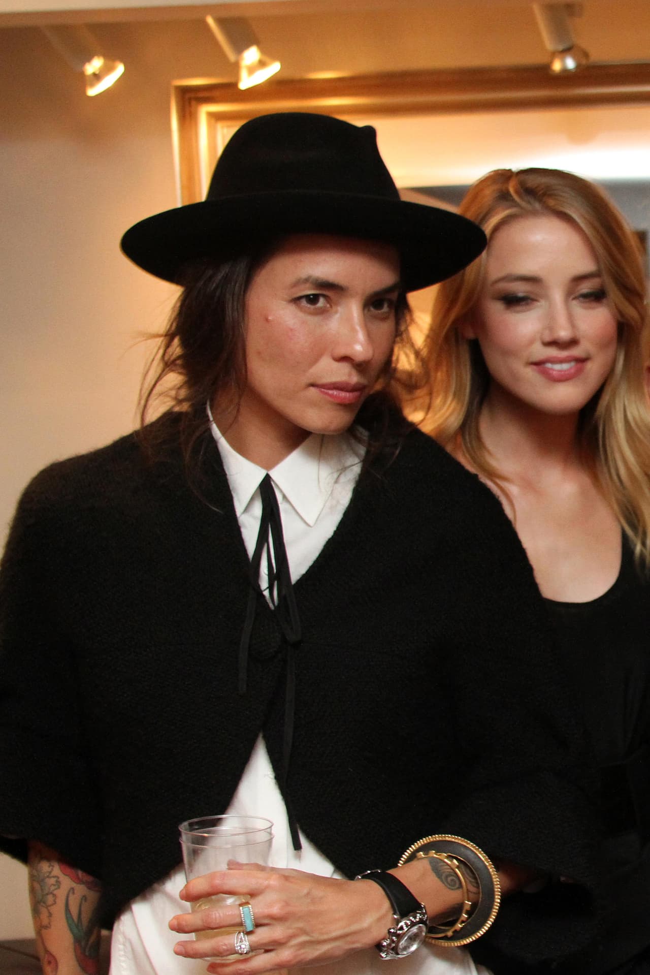 Reportes policiales obtenidos por TMZ señalan que Amber fue detenida en el Aeropuerto Internacional de Seattle por supuestamente agredir físicamente a su pareja.