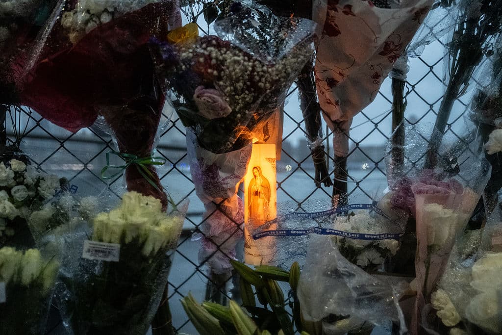 Como iniciativa posterior a la vigilia, los participantes han propuesto una recolección de firmas para instalar una placa conmemorativa que honre permanentemente la memoria de los cadetes fallecidos en el lugar del accidente.