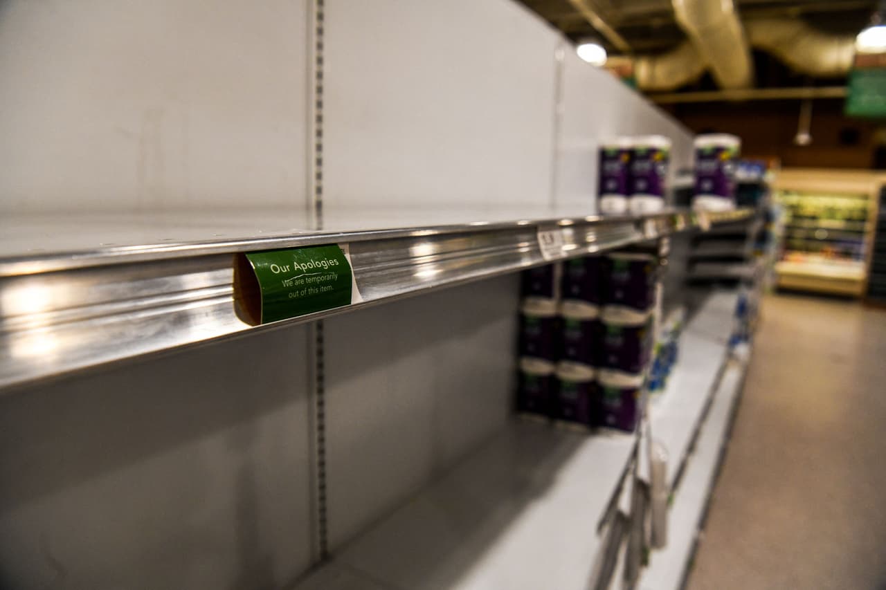 Los estantes con toallas de papel y el papel higiénico también se han visto vacíos en algunas tiendas, lo que ha recordado a las personas lo ocurrido en marzo del 2020, al inicio de la pandemia. 
<br>