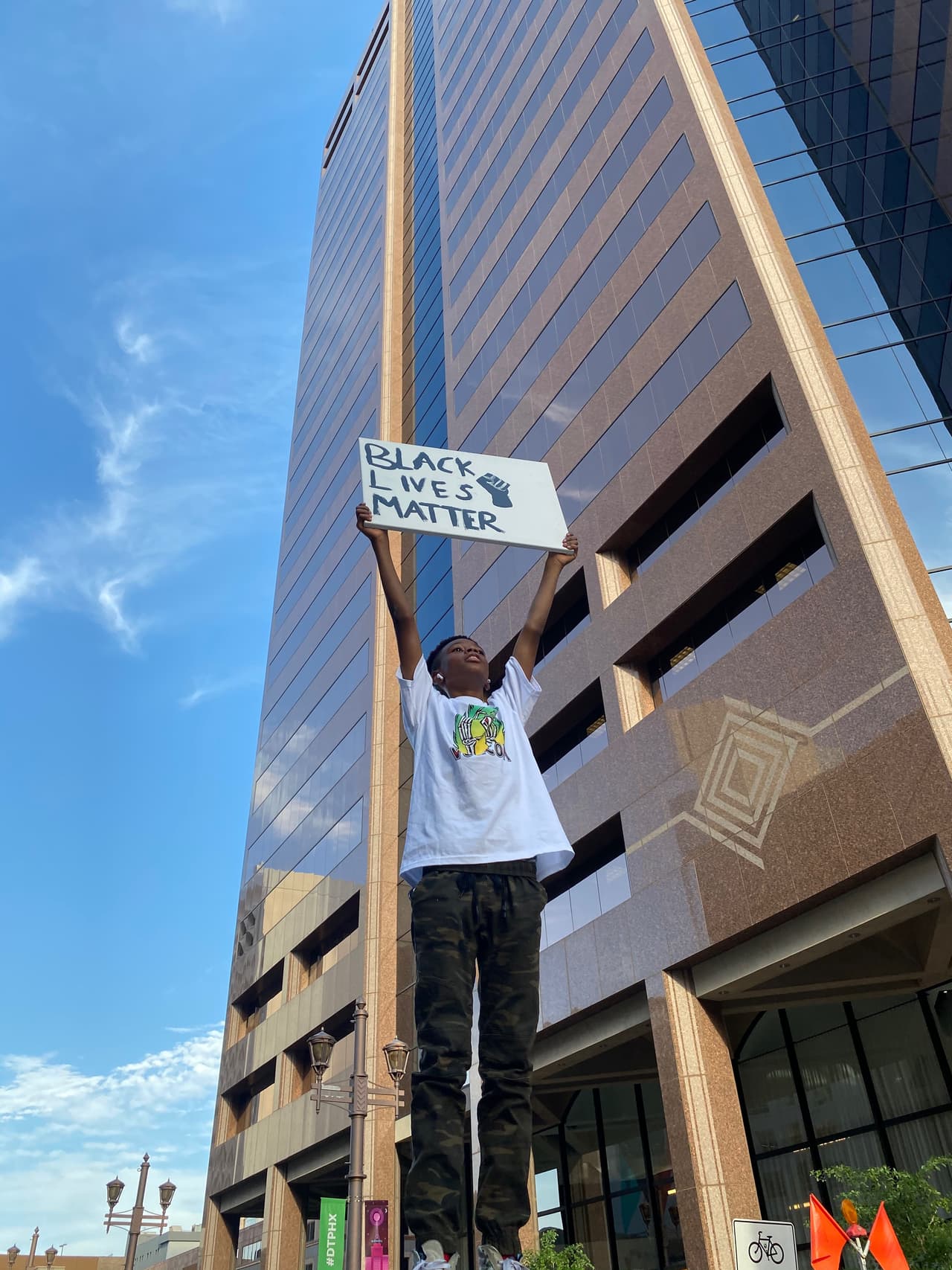 Con un letrero en el que se lee 'Black Lives Matter" un hombre expresa su oposición al racismo en Estados Unidos.