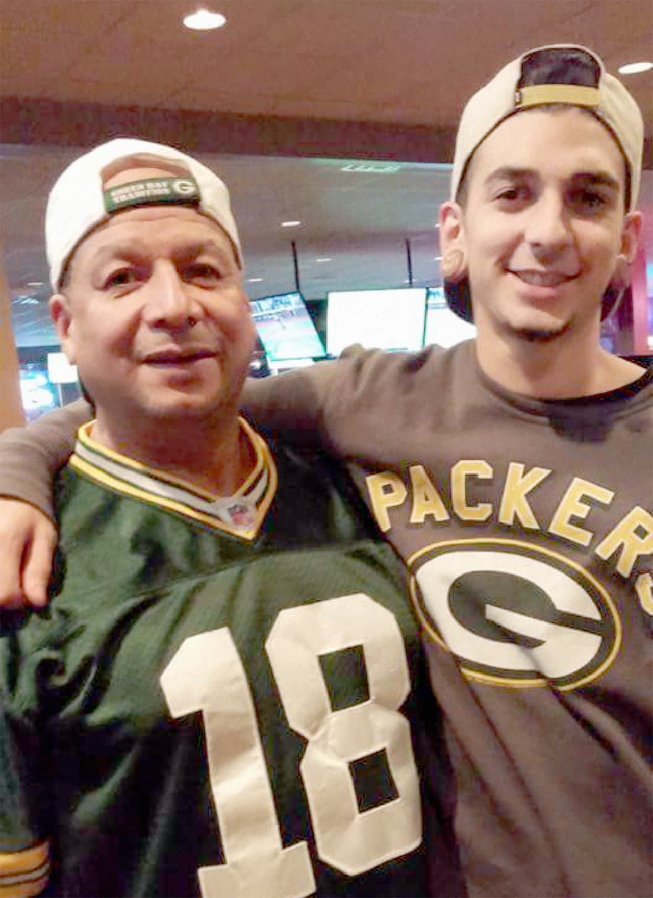 Al salir, volvió a celebrar los triunfos de los 'Packers' (equipo de fútbol de Wisconsin) con su hijo James Victoria.