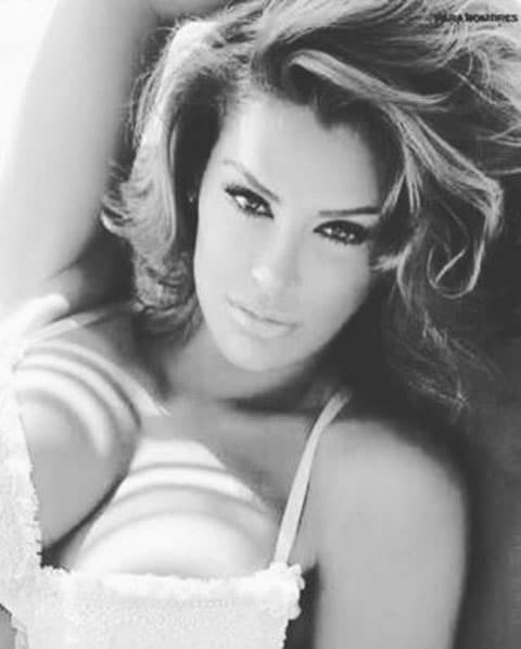 Y es que sus coquetos escotes y miradas seductoras continúan provocando suspiros entre sus seguidores.