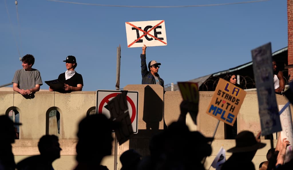 La policía había desplegado múltiples patrullas en la zona y helicópteros sobrevolaban el área.