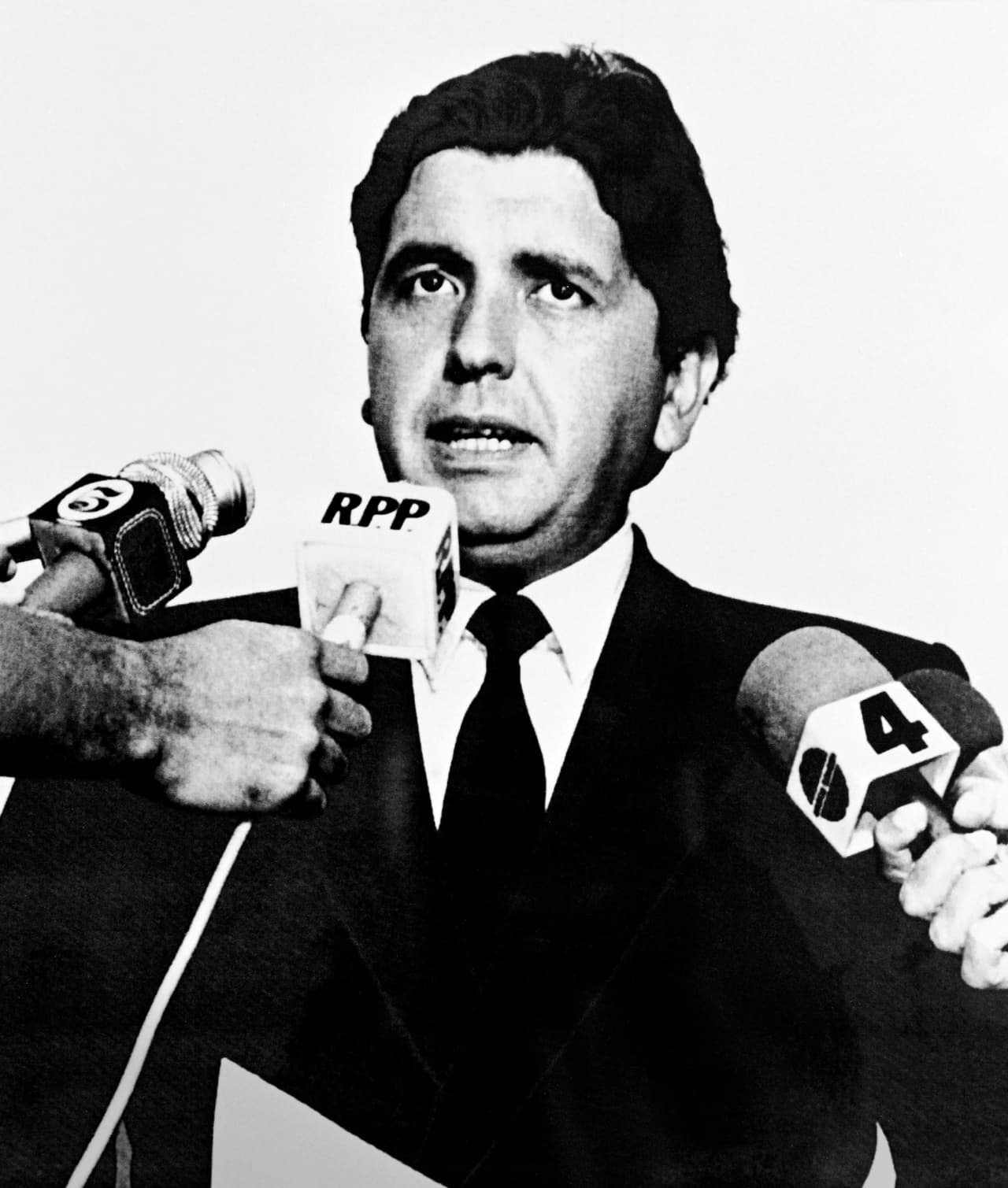 Pronto la presidencia de García se tornó en un desastre económico. Algunos análisis apuntan a que su impulso por nacionalizar la industria bancaria y frenar los pagos de la deuda externa llevaron al país a la ruina mientras que la escasez de alimentos y una galopante inflación por encima del 7,500% hundieron a millones de peruanos en la pobreza. García, en una imagen de 1985, tras ser electo presidente.