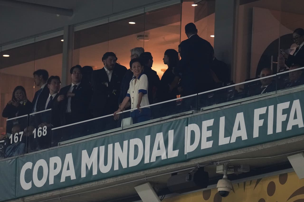 Hisako, la princesa Takamado de Japón, en el centro, asiste al partido de fútbol del Grupo F de la Copa Mundial entre Túnez y Japón en Guadalupe, cerca de Monterrey, México, el sábado 20 de junio de 2026.