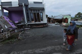 Indonesia se encuentra en el "cinturón de fuego del Pacífico", una zona donde las placas tectónicas chocan una contra otra, lo que provoca una actividad sísmica y volcánica frecuente.