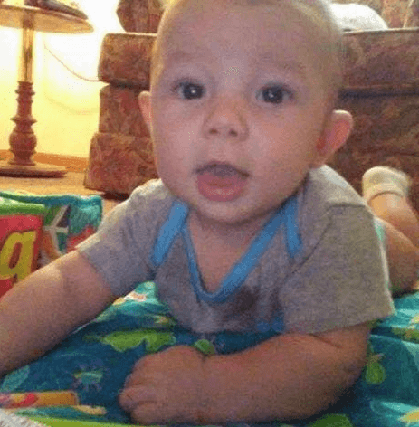 El menor fue encontrado finalmente hacia las 11:30 am, luego de que pasara aproximadamente seis horas solo. Cuando lo examinaron los médicos, descubrieron la pierna rota, el cráneo fracturado y metanfetamina en la sangre.