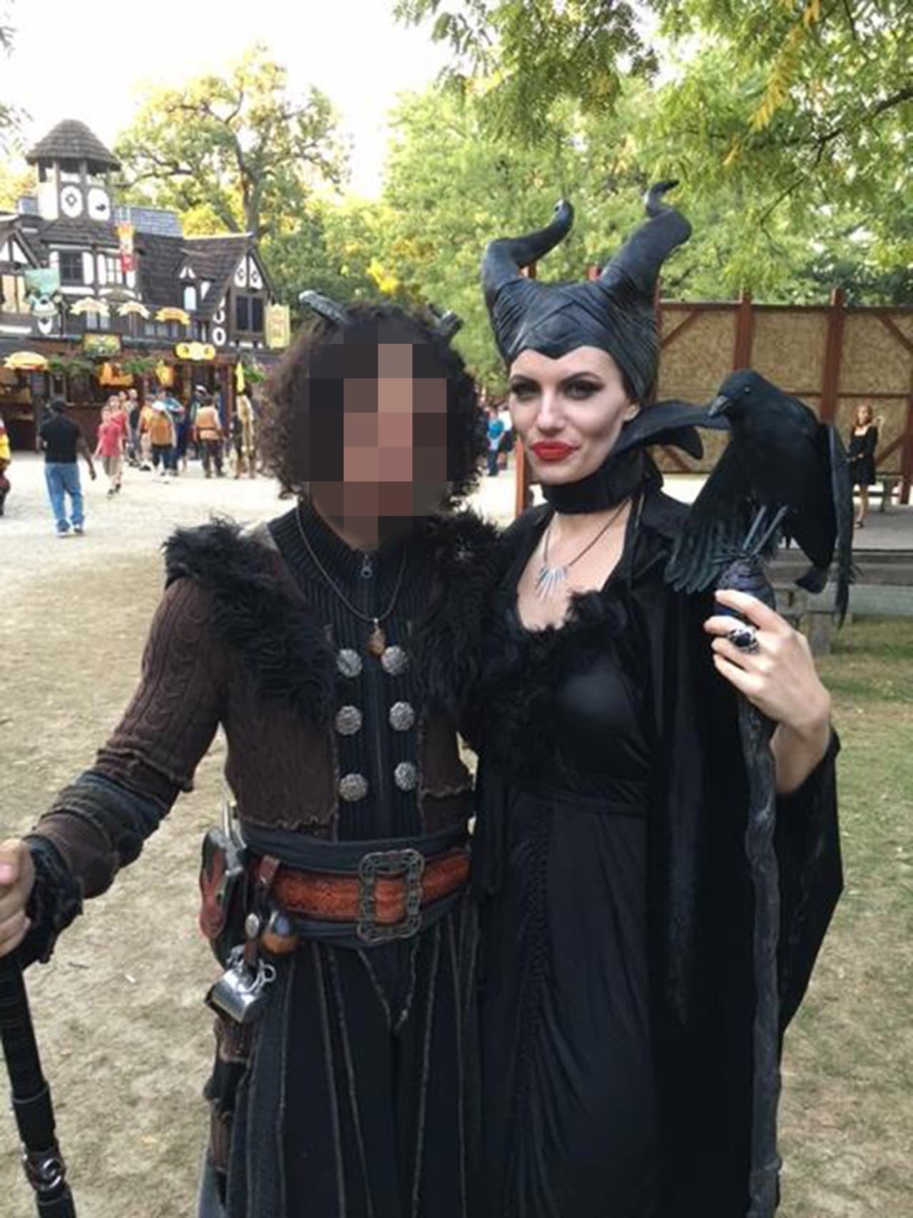 Inclusive en una feria del pueblo donde vive decidió ir disfrazada de Maleficent, personaje que interpretó Jolie hace un par de años - y la gente quedó encantada.