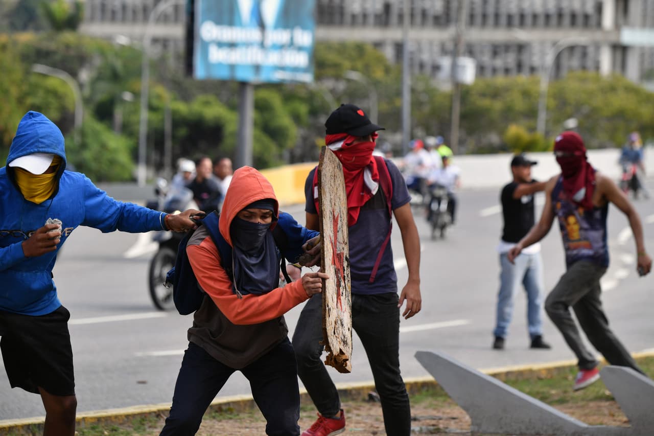 La Constitución establece que ante un vacío de poder presidencial -que es el argumento que esgrime la oposición venezolana- es el jefe del Parlamento quien asume el cargo.
<br>