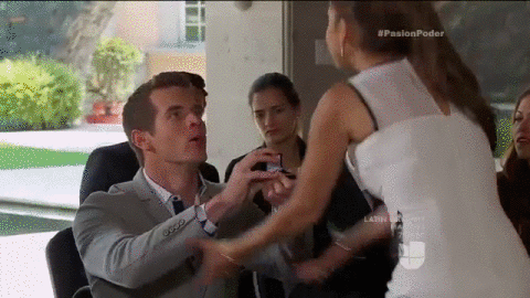 Pero Joshua interrumpió la premiación para pedirle matrimonio a Regina.