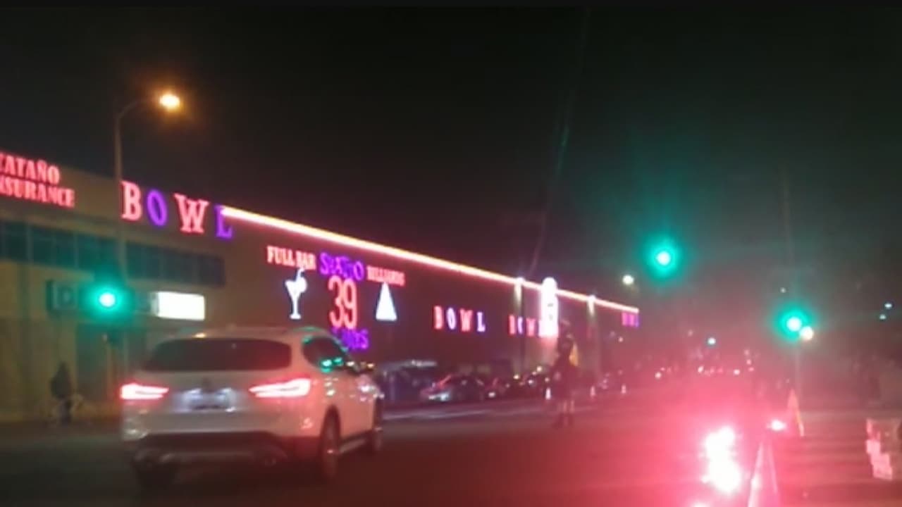 Atacan a balazos a tres personas en Los Ángeles desde un vehículo en movimiento