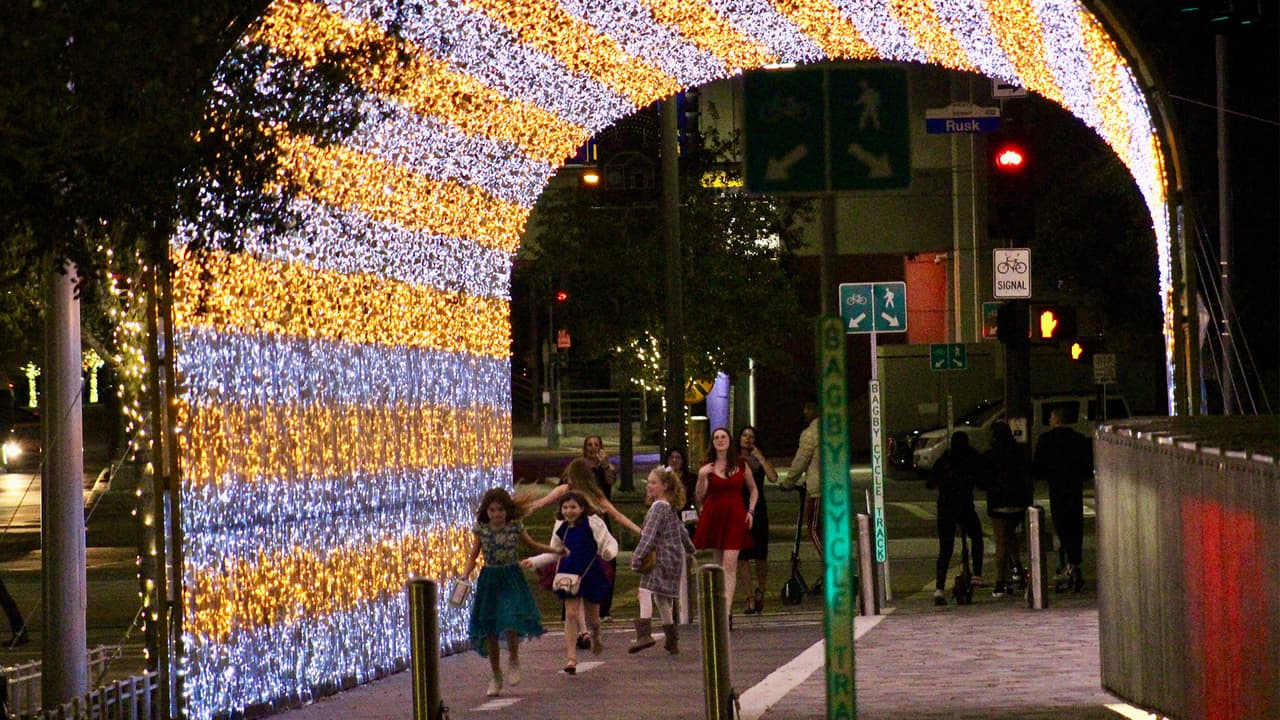 Familias enteras acuden durante estos días festivos para pasar un buen rato mientras pasean por la calle Bagby.