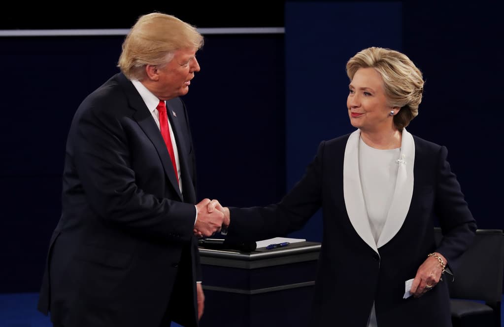 Trump y Clinton se dan la mano al final del debate, un gesto que evitaron al principio