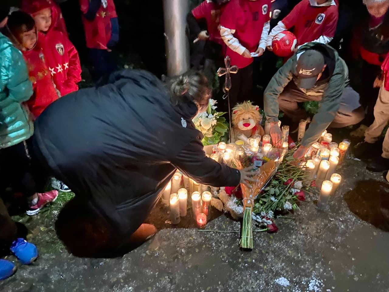 La familia de Gio León recibió grandes muestras de solidaridad por parte de la comunidad de Chicago Heights. Gio tiene dos hermanos, un niño de 11 y una niña de año y medio. Su padre, Savino León, es querido por la comunidad ya que es entrenador del equipo de fútbol de 
<a href="https://www.facebook.com/profile.php?id=100015896735669" target="_blank">Chicago Lions</a>, en el que cual juegan niños de 3 a 11 años. Amigos del menor y su padre organizaron una campaña de gofundme para ayudar con los gastos funerarios.