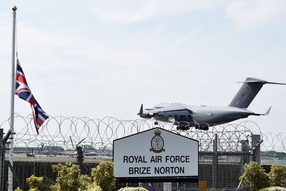 Llegaron al Reino Unido a bordo de aviones militares.