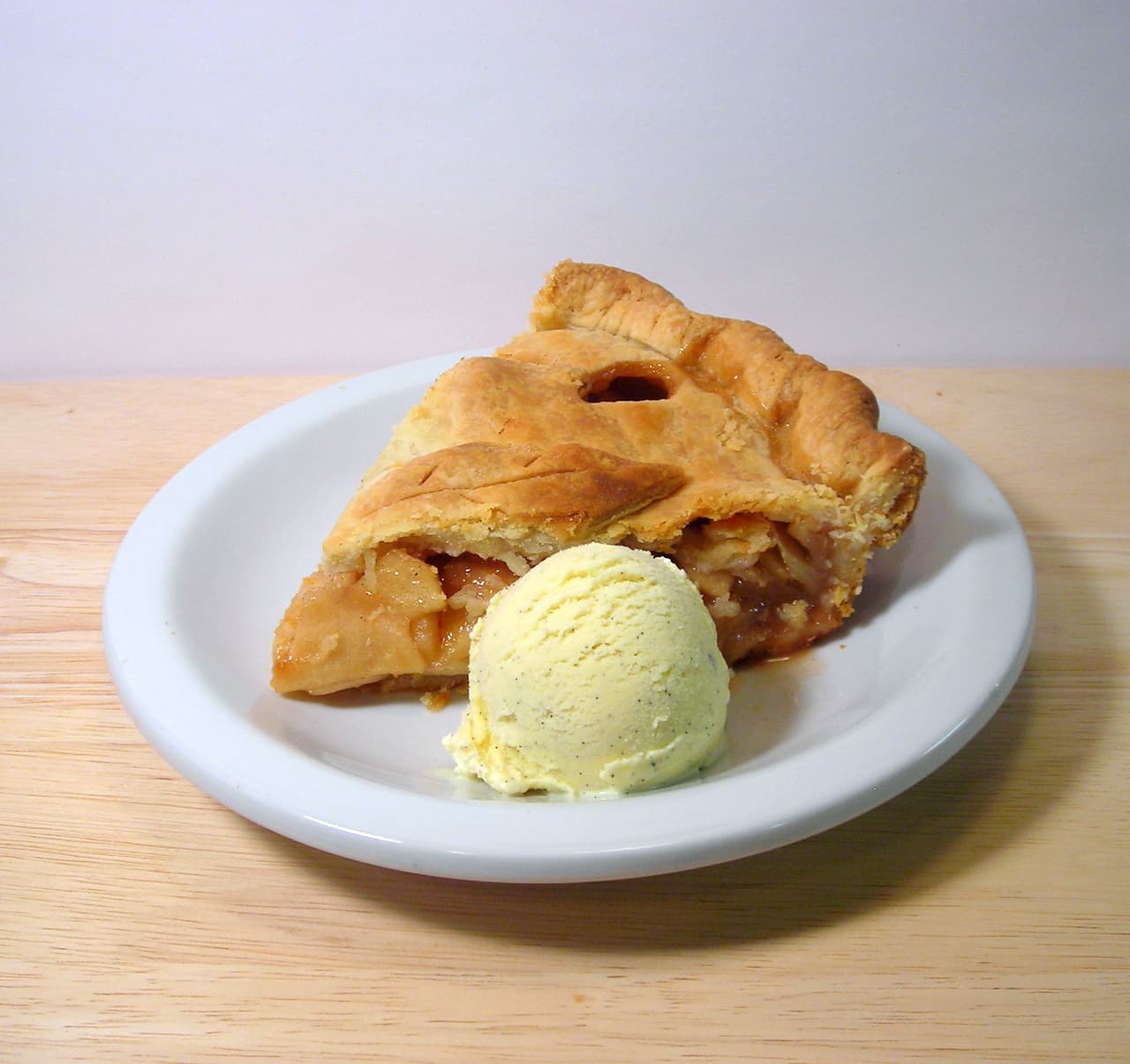 <b>Helado y tarta. </b>Esta combinación favorita de postre con frecuencia es una bomba y no solo calórica. Algunas marcas, como Häagen Dazs, aportan de 0.5 gramos a un gramo en cada porción de helado en determinados sabores. En cuanto a las tartas, los productos horneados de este tipo a menudo contienen grasas trans. Las principales cadenas de comida rápida han eliminado los aceites parialmente hidrogenados de sus tartas de manzana, pero muchas marcas del supermercado continúan incluyéndolos.