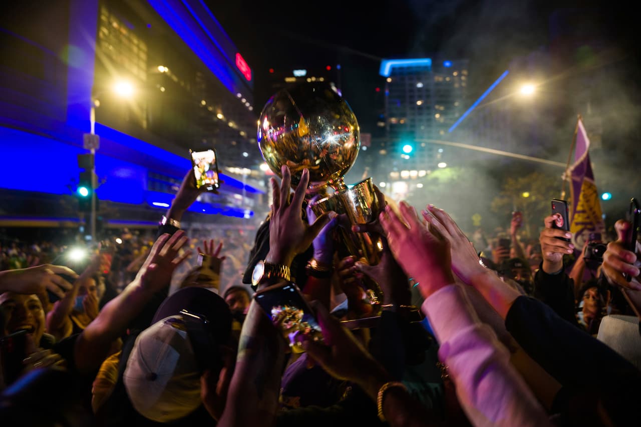 Sin importar las medidas sanitarias, fanáticos se reunieron para rendir tributo a su equipo tras 10 años de no ser campeón. Finalmente LeBron y compañía, consiguen un título más y se lo dedican a Kobe Bryant.