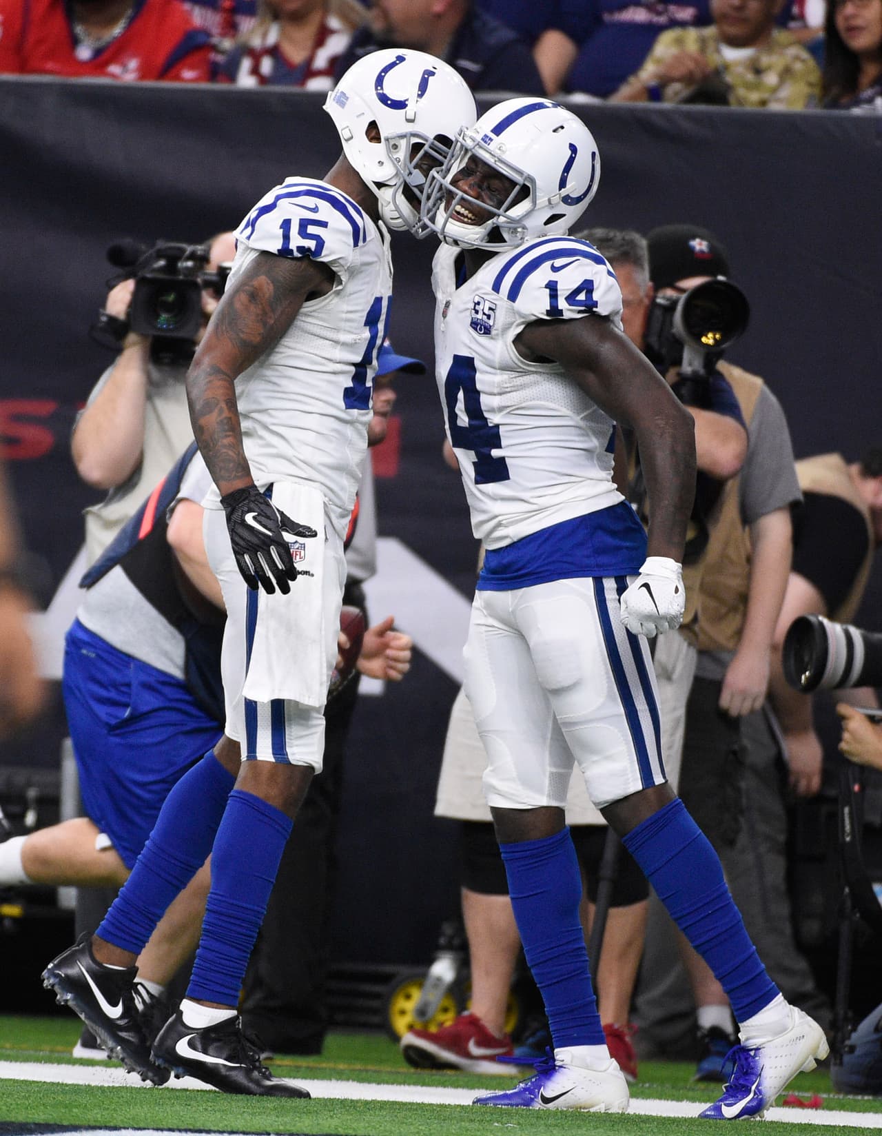 <b>Segundo cuarto:</b> Dontrelle Inmann recibe pase de 18 yardas por parte de Luck y amplían la ventaja 21-0 con 6:24 en la primera mitad. 
<b>(Colts 21-0 Texans)</b>