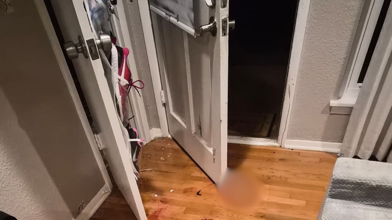 Rastros de sangre quedaron en la casa de Fernando tras sufrir un ataque armado.