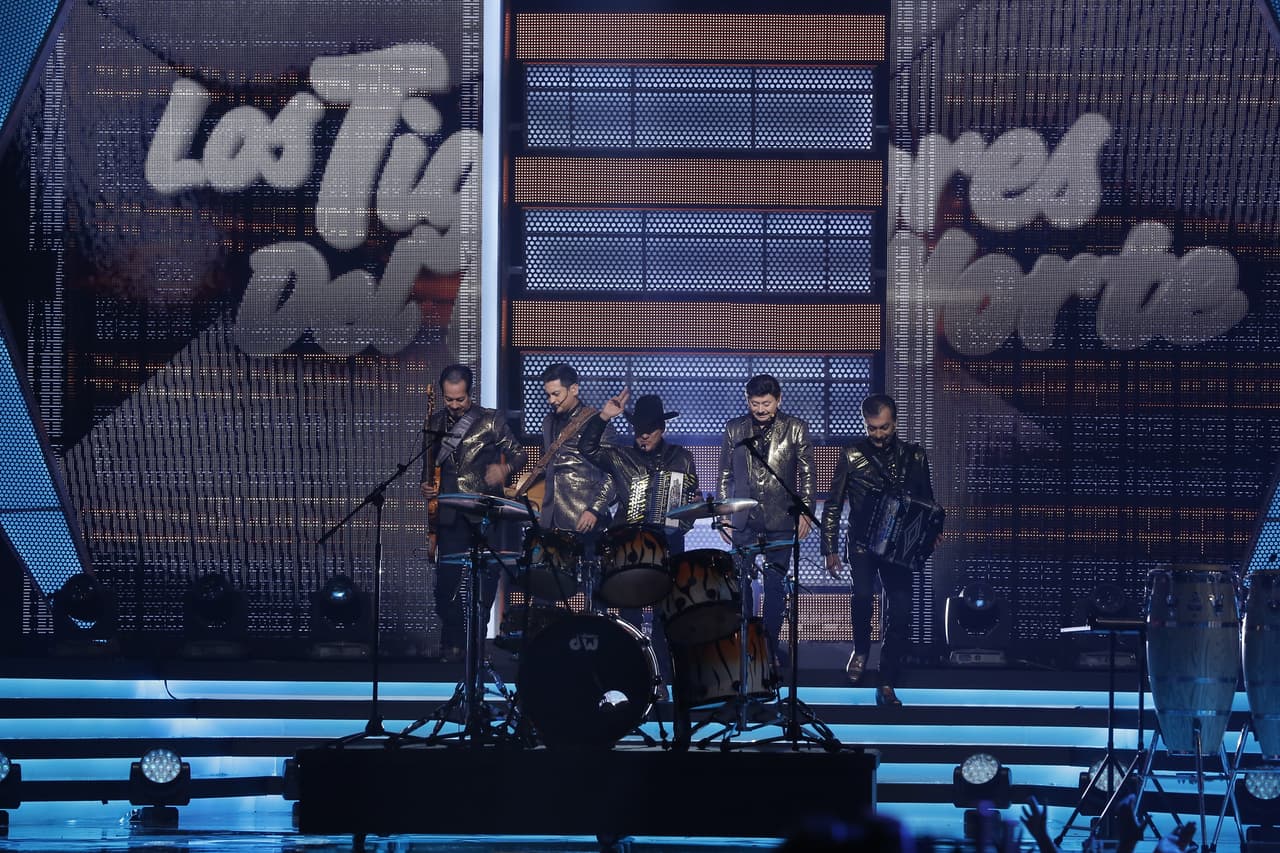 El tema que inició la noche fue 'El Ataúd'.