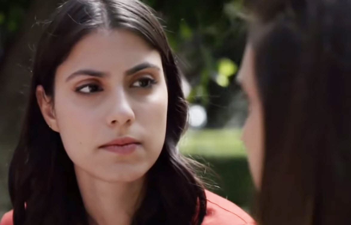 Así que se acercó para ver si podía consolarla un poco.