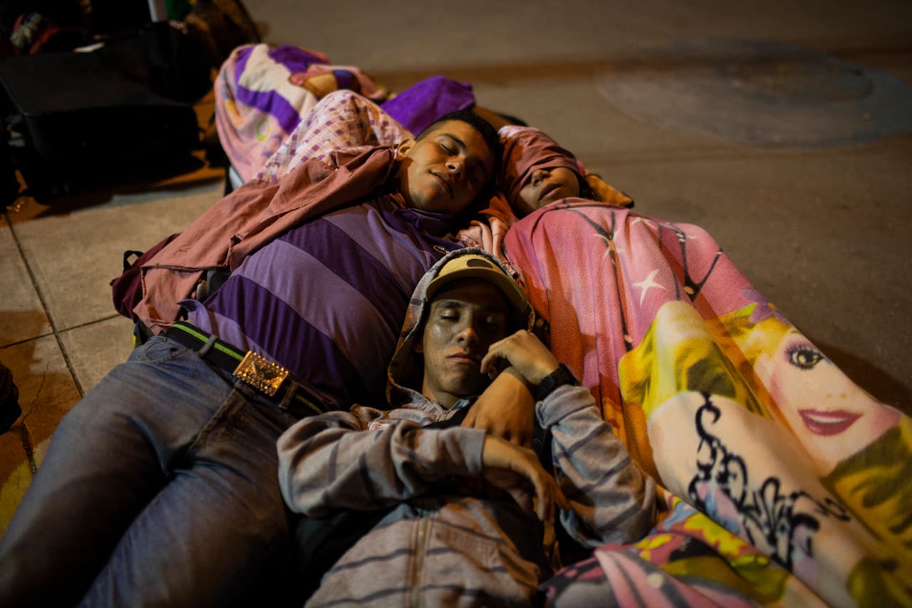 Tampoco fue suficiente el campamento que levantó Acnur para pasar la noche. Las familias encargaron su puesto en la fila e hicieron turnos para dormir mientras esperaban que les sellen o su salida de Ecuador o la entrada a Perú.