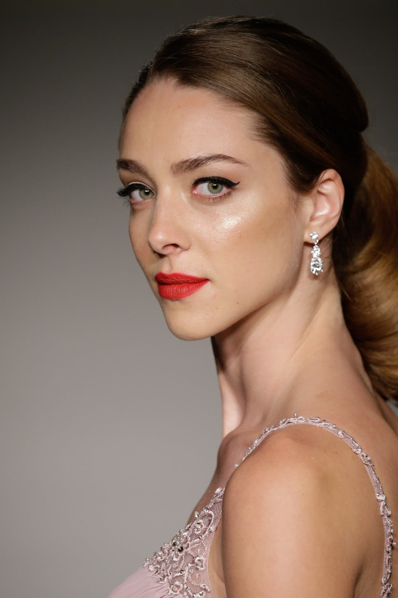 Además del énfasis en los ojos, los 'bold lips' son otra de las tendencias favoritas de la temporada: labios intensos, de color profundo y en tonos mate.