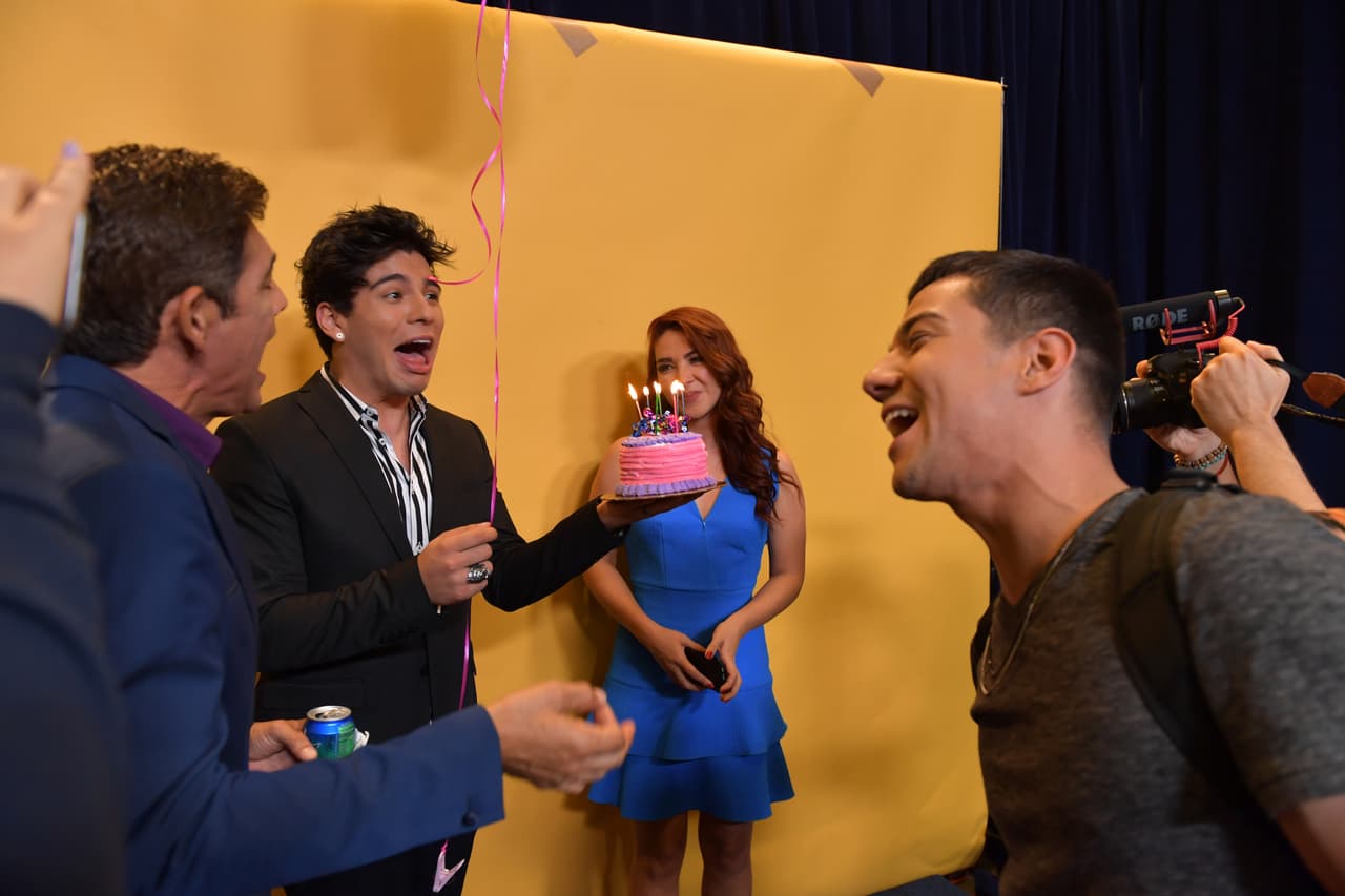 Sebastián Villalobos la sorprendió con un pastel rosado.