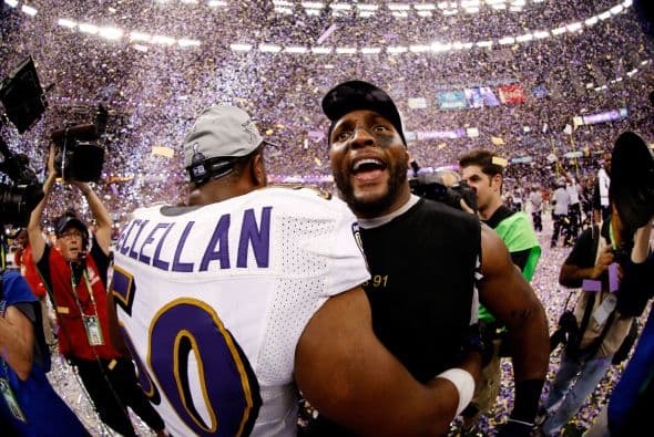 La gran fiesta deportiva del año en Estados Unidos, el Super Bowl de la Liga Nacional de Fútbol Americano (NFL), en su cuadragésima séptima edición, ya forma parte de la historia con los Ravens de Baltimore como nuevos campeones al vencer por 34-31 a los 49ers de San Francisco. Los pronósticos se cumplieron, los Ravens llegaron al Mercedes-Benz Super Dome de Nueva Orleans con el mejor mariscal de campo del momento, Joe Flacco, y la mejor defensa de la NFL, ambos factores se hicieron presentes en los momentos decisivos que hicieron posible el triunfo y el conseguir el segundo trofeo Vince Lombardi en la historia de la franquicia de Baltimore. Flacco, de 28 años, fue el líder perfecto en la primera parte al conseguir tres pases de anotación, que lo dejaron como el sexto mariscal que lo consigue en la historia del Super Bowl y una ventaja parcial de 21-6 al descanso que sería decisiva. El safety Ed Reed, nativo de New Orleans, empataría la mejor marca de la fase final de la NFL con nueve robos aéreos, mientras que Kaepernick quedaría con la mancha de la interceptación que sufrió. Antes que se diese el ya histórico apagón, el primero en un Super Bowl, el receptor abierto Jacoby Jones también quiso entrar en los libros de las marcas al conseguir nada más comenzar el tercer periodo al regresar 108 yardas de "touchdown" una devolución de balón, la mejor de todos los tiempos. Kaepernick y los 49ers vivieron los momentos estelares del partido al conseguir 23 puntos en menos de 13 minutos, 17 fueron consecutivos. Lewis, no brilló como en el primer Super Bowl del 2001 cuando ganó el premio de Jugador Más Valioso (MVP), que esta vez le fue con todos los honores a Flacco, al completar 22 de 33 pases para 287 yardas, sin interceptaciones, pero hizo seis derribos y cuatro fueron "placajes" solitarios. Suficientes para que los Ravens lograsen el segundo trofeo Vince Lombardi en su historia y Lewis pudiese cerrar con broche de oro su legado de 17 temporadas brillantes dentro de la competición de la NFL. Mientras que la revelación de la temporada Kaepernick confirmó que es un mariscal muy especial, lleno de energía, que corre como nadie, que tiene un dinamismo único, pero que todavía no pudo emular a los legendarios Montana y Young, que lo precedieron al frente de los 49ers en los cinco Super Bowls que disputaron y que consiguieron ganar. Los jugadores de los 49er, encabezados por el corredor Frank Gore insistieron que su equipo fue mejor como conjunto que los Ravens se aprovecharon de acciones aisladas. Pero el marcador final estableció que los ganadores fueron los Ravens, por eso dos hermanos, John y Jim Harbaugh, los primeros en la historia de la NFL que dirigieron a los equipos que disputaron un título de Super Bowl, al concluir el partido fueron al encuentro y se dieron un gran abrazo.