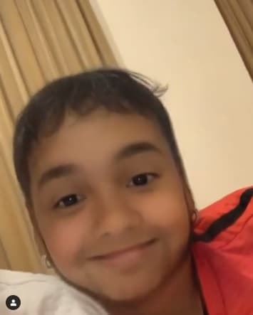 Esta semana, Karol G estaba conviviendo con su pareja cuando se le ocurrió que era buen momento de jugar con el filtro; entonces la colombiana mostró primero cómo se vería ella de niña y luego cómo lo haría el reggeatonero.