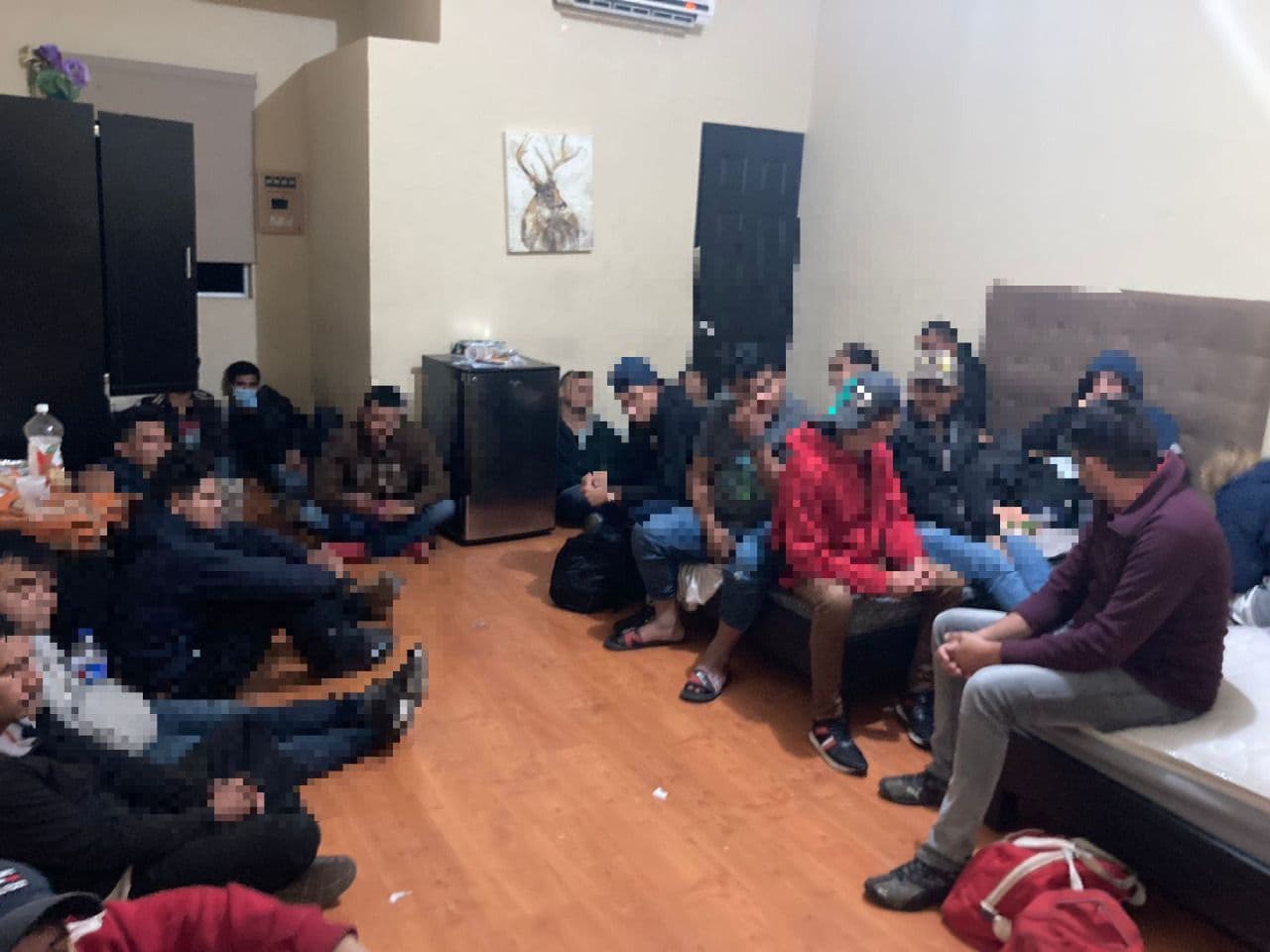 Hallan a 195 inmigrantes hacinados "sin alimentos, ni agua" en un hotel del norte de México 