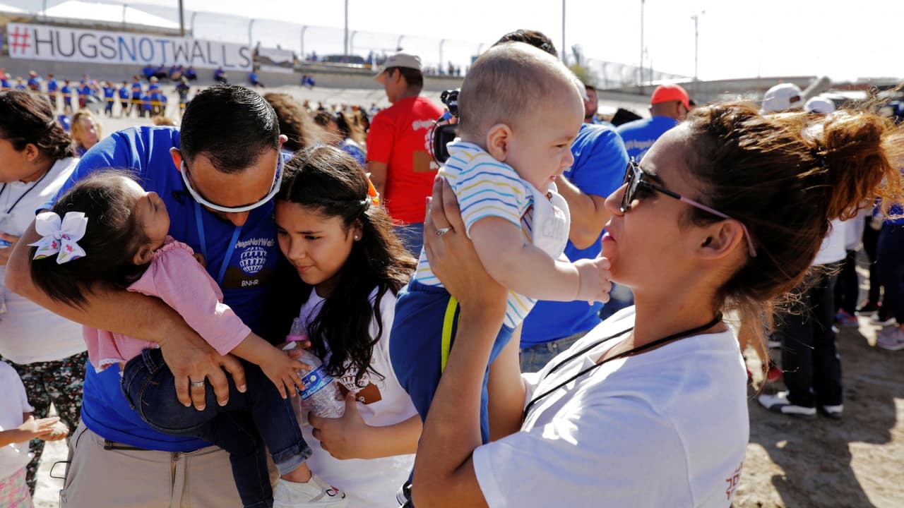 ¿Y si pudieras abrazar por tres minutos a tu mamá en la frontera?: así se juntaron cientos de familias 