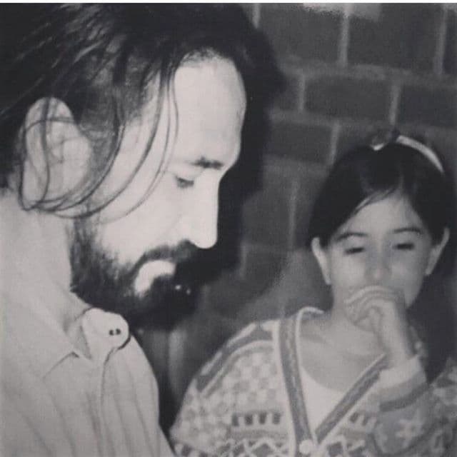 Además, de este segundo disco se desprendió el tema "La venia bendita", que ocupó el primer lugar de popularidad en EEUU durante más de 25 semanas.