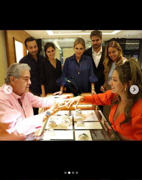 "La emoción y alegría es invaluable", escribió con emoción al tener de nueva cuenta en sus manos la tan preciada joya. A la entrega
<b><a href="https://www.univision.com/shows/sal-y-pimienta/daniel-arenas-se-sonroja-al-contar-por-primera-vez-como-es-su-historia-de-amor-con-daniella-alvarez-video" target="_blank"> la acompañó su novio, Daniel Arenas. </a></b>
<br>