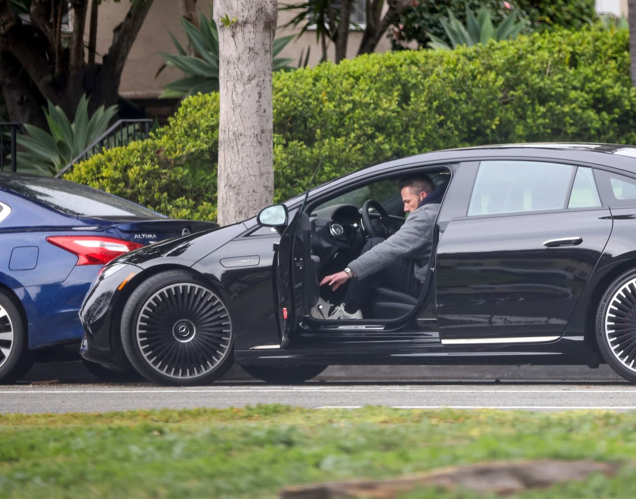 Cuando intentó irse en su coche fue casi imposible que lograra salir.
<br>