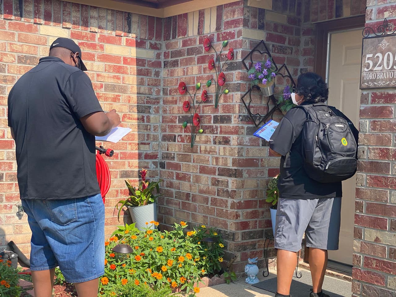 <a href="https://www.univision.com/local/dallas-kuvn/vives-en-el-condado-de-dallas-y-no-has-podido-vacunarte-permanece-atento-porque-podran-ir-a-tu-casa-a-inmunizarte-video">Fueron puerta por puerta a códigos postales</a> del sur de Dallas en donde más necesitan la vacuna. 
<br>