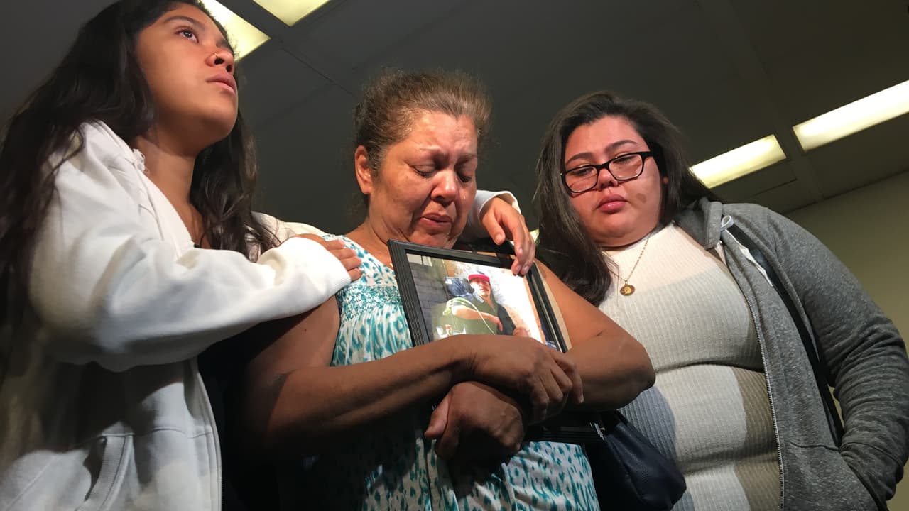 No lo buscaban a él, pero murió baleado en su casa en una controvertida operación policial