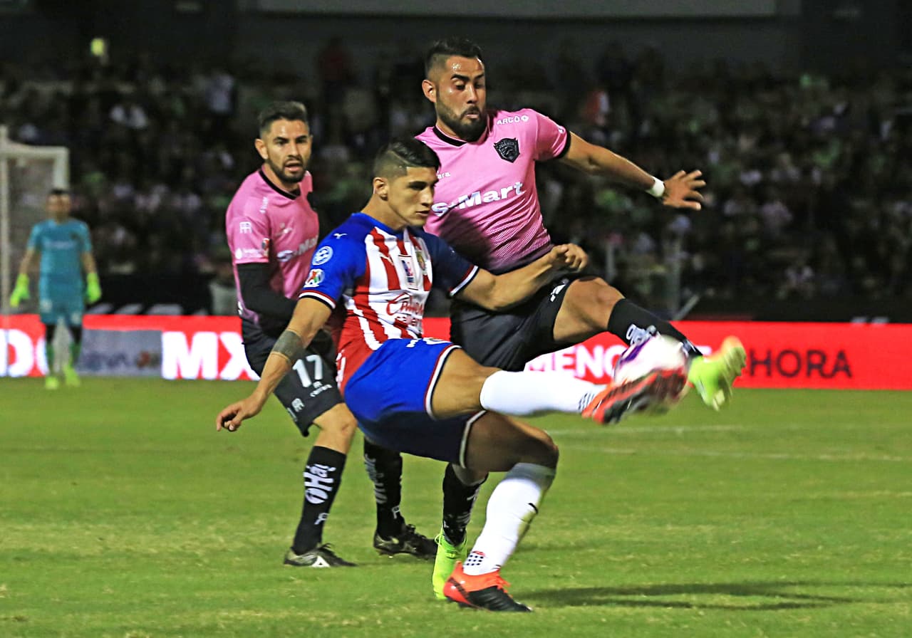 Chivas gana de manera dramática pero se mantiene vivo en la lucha por la Liguilla.