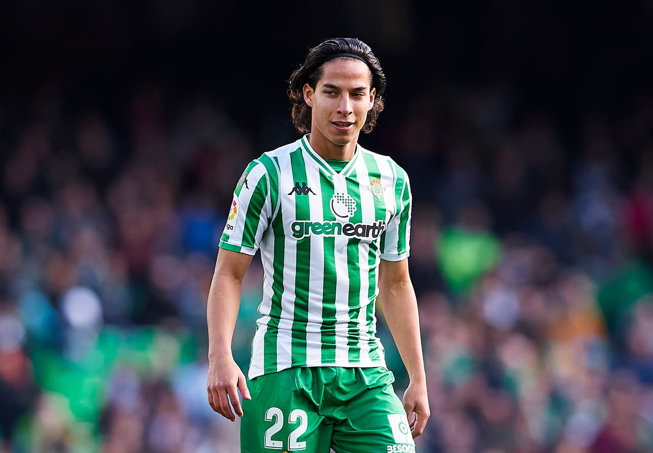 Diego Lainez entró en lugar de Loren Moron ante 47,218 espectadores en el estadio Benito Villamarín.