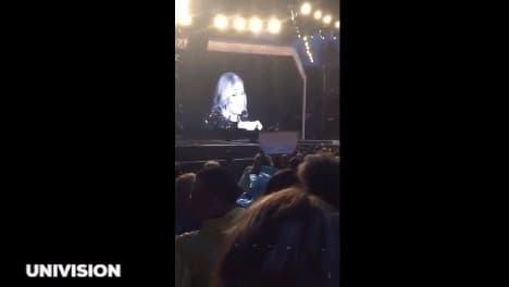 <b>Adele</b> tuvo que correr a una de sus seguidoras cuando se dio cuenta que la joven grababa el concierto.
