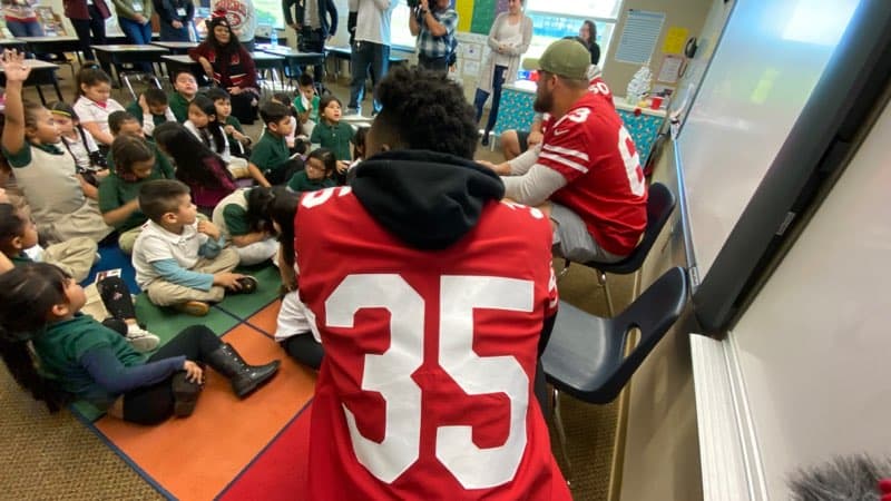 Varios jugadores de los San Francisco 49ers tomaron un descanso de sus entrenamientos para ir a leerle a pequeñitos de kinder en la primaria San Antonio de San José.